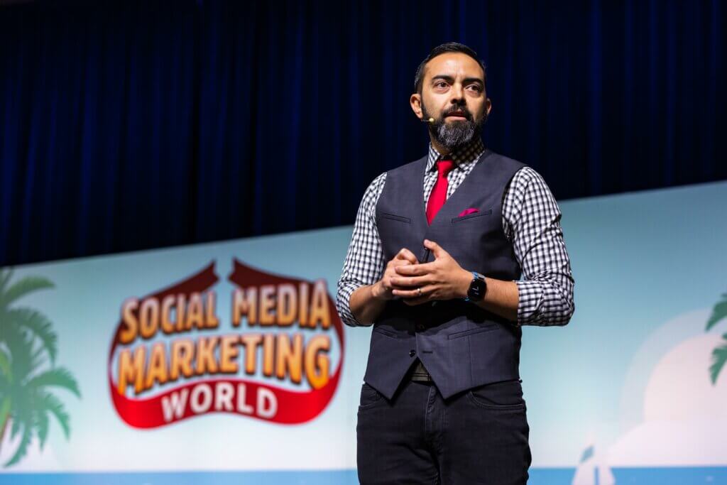 Pat Flynn chia sẻ kinh nghiệm của mình về affiliate marketing tại một hội thảo