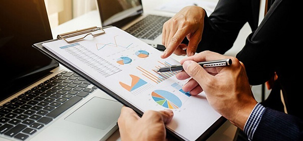 Một nhà giao dịch đang phân tích thị trường tài chính trên máy tính