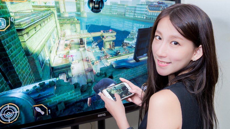 Người chơi game mobile tương tác trực tuyến trong một cộng đồng game