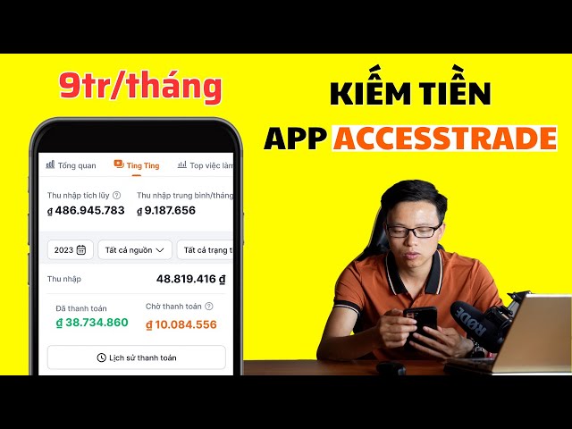 Người làm việc trên máy tính với Accesstrade