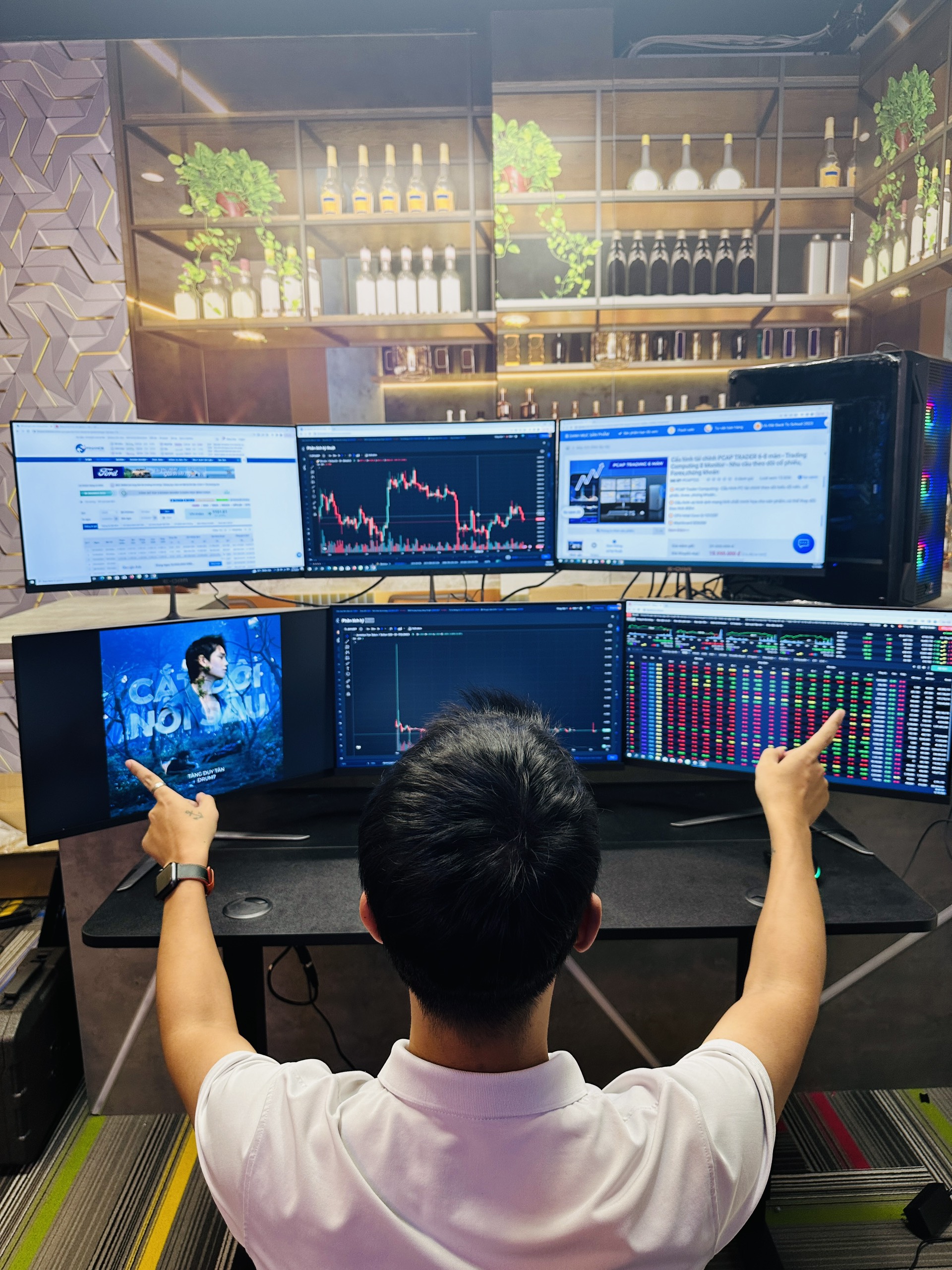 Người dùng theo dõi và điều chỉnh chiến lược giao dịch trên nền tảng bot copy trade